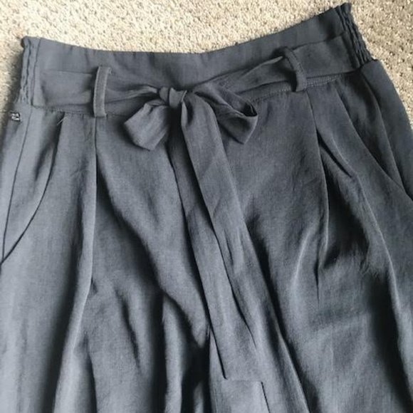 Black crepe cropped trousers. - Picture 2 of 3